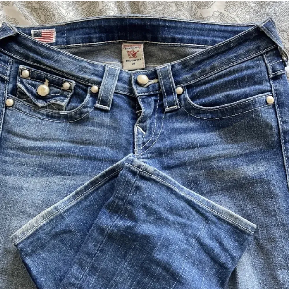 Superfina lågmidjade True Religion jeans som inte kommer till användning 🫶Innerbenslängden är ungefär 80 & midjemåttet rakt över är 36 💕. Jeans & Byxor.