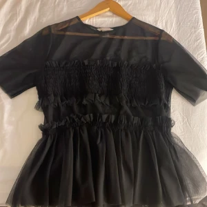 Topp - Fin festlig topp som är använd fåtal gånger, så i fint skick 