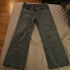 weekday beyond byxor som är i bra skick, dessa byxor är väldigt baggy och passar dig som går för en mer vintage/70tals stil  kvaliten är fortfarande väldigt bra och byxorna är supersköna  