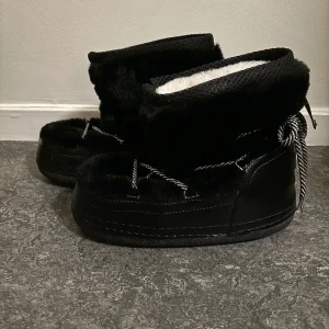 Guess fur boots - Jätte sköna o varma fur boots från Guess, perfekt inför vintern! Mycket gott skick bara använt 2-3 gånger 🤍 