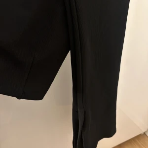 Stilrena byxor - Så snygga, stilrena och bekväma byxor/tights med slits vid sidorna. Använd någon enstaka gång🤍
