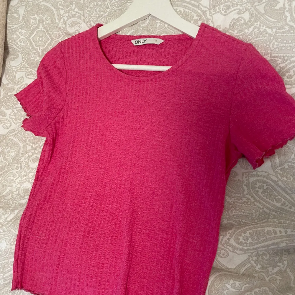 Rosa t-shiet från ONLY, så fin färg och mjuk på huden!💕. T-shirts.
