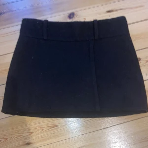 Ullkjol acne - En otroligt fin och varm kjol från acne, för liten för mig tyvärr.💕 så bra kvalitet 100% ull