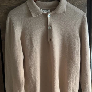 Soft Goat - Soaft Goat Rugbytröja. 100% cashmere. I färgen beige strlk Medium. (Helt felfri!)