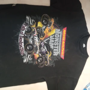 Monster jam - Skitsnygg monsterjam tröja litet hål i sidan men de e inget man märker
