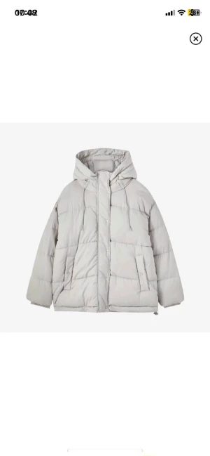 Pull & Bear jacka - Pull & Bear jacka köpt här på plick, 200kr. Färg: greige. Fin och varm men var tyvärr för liten för mig. Passar S skulle jag säga! Den är tvättad innan den skickas!🥰🌸