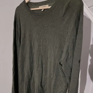 100% merinoull tröja - Riktigt schyst merinoulls tröja från Whyred  - nypris 1199kr vårat pris 199 Finns lite små defekter på tröjan bland annat ett litet hål på framsidan men inte så märkbart, därefter de billiga priset.   Hör av dig vid funderingar eller fler bilder!