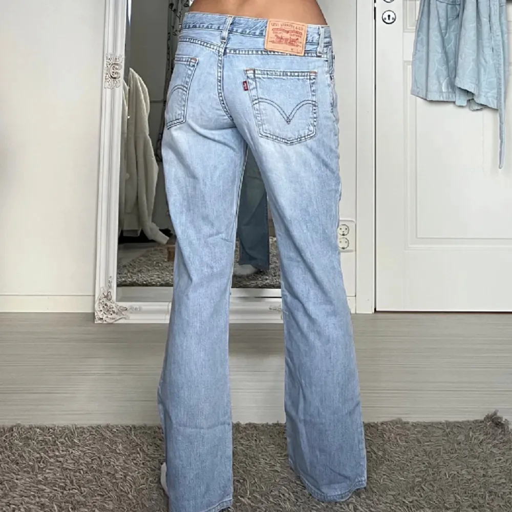 Jättesnygga lågmidjade utsvängda jeans från Levi’s. (Lånad bild!) (Samma jeans som på bilen) Tjejen på bilden är 168cm lång. Midjemått: 38cm rakt över. Innerbenslängd: 79cm. Säljer pga av för små för mig💓. Jeans & Byxor.