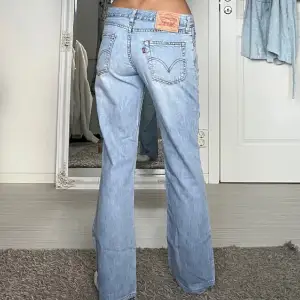 Jättesnygga lågmidjade utsvängda jeans från Levi’s. (Lånad bild!) (Samma jeans som på bilen) Tjejen på bilden är 168cm lång. Midjemått: 38cm rakt över. Innerbenslängd: 79cm. Säljer pga av för små för mig💓