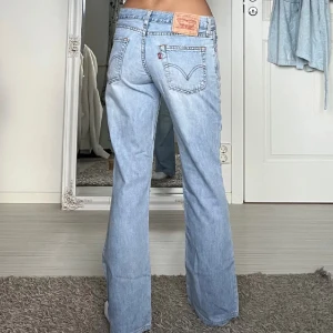 Lågmidjade Levi’s jeans - Jättesnygga lågmidjade utsvängda jeans från Levi’s. (Lånad bild!) (Samma jeans som på bilen) Tjejen på bilden är 168cm lång. Midjemått: 38cm rakt över. Innerbenslängd: 79cm. Säljer pga av för små för mig💓