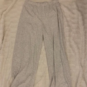 Mjukisbyxor - Sköna mjukisbyxor som man kan vika till lågmidjade🤍