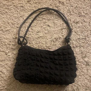 Handväska  - Superfin svart handväska som du kan skystera bandet på själv💘 den är sparsamt använd men har varit en favorit ändå!❤️❤️