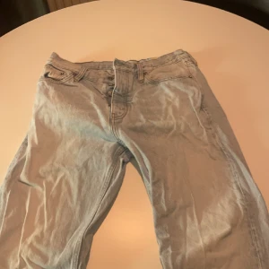 Hope rush denim - Tjena säljer dessa hope rush strl 32 väldigt fint skick. Nypris är 2000  säljer för 1000   3dje bild referese för hur de sitter på, ser skrynkliga ut pga nytvättade, hör av er om nie sugna🙌🏽🫶