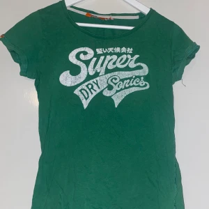 superdry t-shirt - Säljer pågrund av att jag har rensat i min garderob. Bra kvalitet. Rökfritt hushåll men hund och katt finns i huset<3 Skriv innan du köper gärna. Skickar med nått litet extra😉