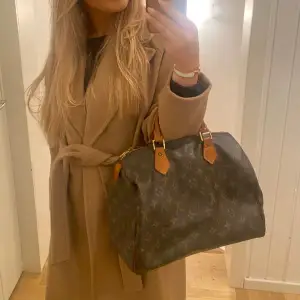 Säljer min snygga äkta Louis Vuitton speedy 30, den är i bra skick, säljer pågrund av att den inte kommer till användning❤️skriv för mer bilder på väskan