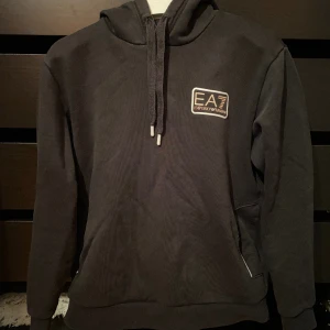 EA7 Hoodie - Använd 5 gånger tvättad 2 gånger. Storlek S Äkta EA7  Skriv om ni har någon fråga!! 
