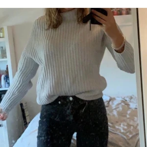 Stickad tröja - Säljer en stickad tröja från GAP, använt skick men inga defekter.