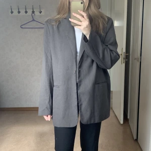 Blazer - Detta är den perfekta oversized blazern! Skicket är fint och den är varsamt använd 🌛✨