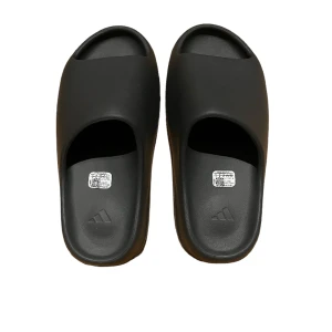 Yeezy Slide ”granite” - Aldrig använda  Storlek 43 Passar 42/41 i vanliga storlekar