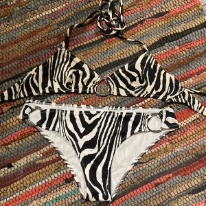 Bikini  - Bikini i zebramönster, nyskick. Toppen är inte missfärgad, den hade en annan ton från början. Strl. 34