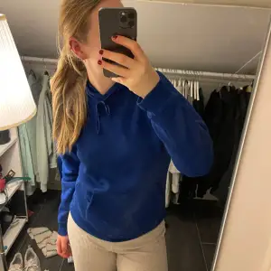 Marinblå hoodie som är köpt här på plick!