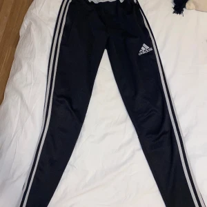 Adidas mjukis - Säljer mina gamla adidas byxor. Byxorna är i storlek XS. Vid midjan finns ett litet hål, men inget man stör sig på. OBS: köparen står för frakten. (Annonsen finns ute på fler sidor.)