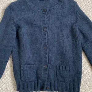 Marinblå kofta - Säljer denna superfina marinblåa koftan😇😇