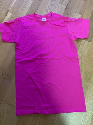 T shirt - Helt nya, oanvända Rosa storlek S Grå storlek M Svart storlek L