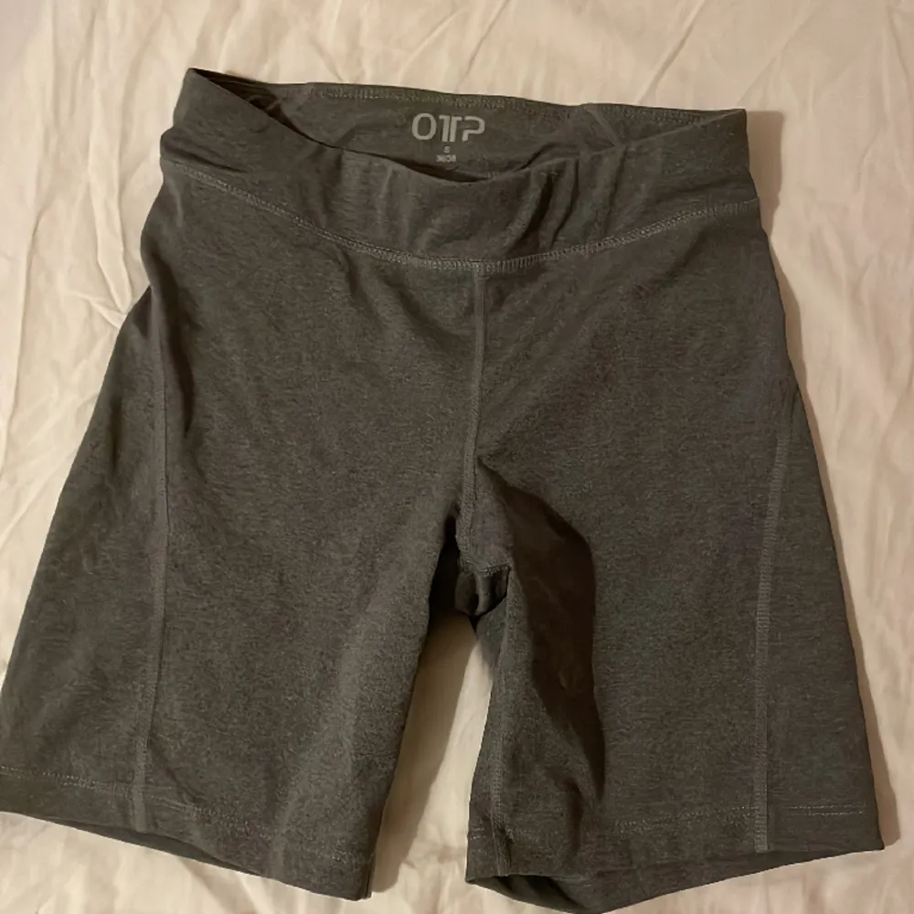 Säljer dessa jätte fina tränings shorts för 60kr + frakt knappt använda. Shorts.