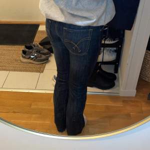 Ascoola jeans frản Big Star som är lågmidjade och bootcut i passformen! Midjemått: 37cm Innerbenslängd: 75cm. Skriv om du vill ha mer bilder eller om du har andra fragor!🩵🩵