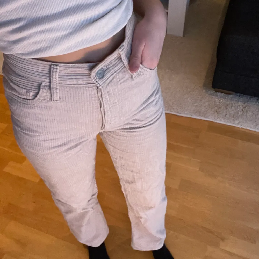 Säljer mina såå snygga Manchester jeans från Levis! Modellen är ribcage straight ancle, storlek 24. Jag har sytt in jeansen i midjan, och de passar mig perfekt som är 160 lång!🙏🏼. Jeans & Byxor.