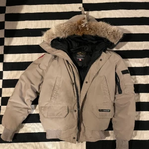 Canada goose jacka  - Mycket fin och mysig canada goose i modellen chilliwack. Den är i bra skick förutom lite trasig vid muddarna💯 står storlek xs men skulle säga att den passa mer som s på mig som är cirka 168