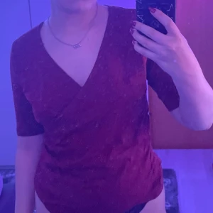 Röd omlott t-shirt - Säljer en röd t-shirt som är omlott med lite v-ringning 