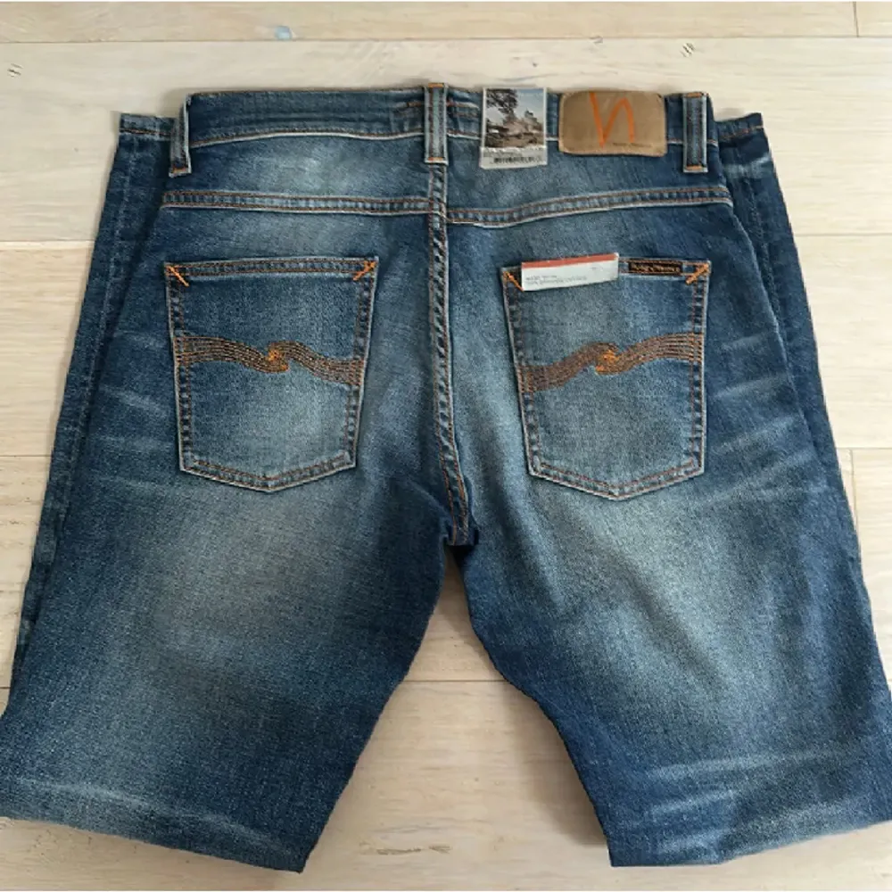 Ett par helt nya Nudie Grim Tim jeans i en snygg mörkblå tvätt. Jeansen är köpta på Nudie butiken i Stockholm och prislappen kvar.. Jeans & Byxor.