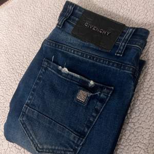 givenchy jeans, bra skick, inga defekter, nypris 4999 kr
