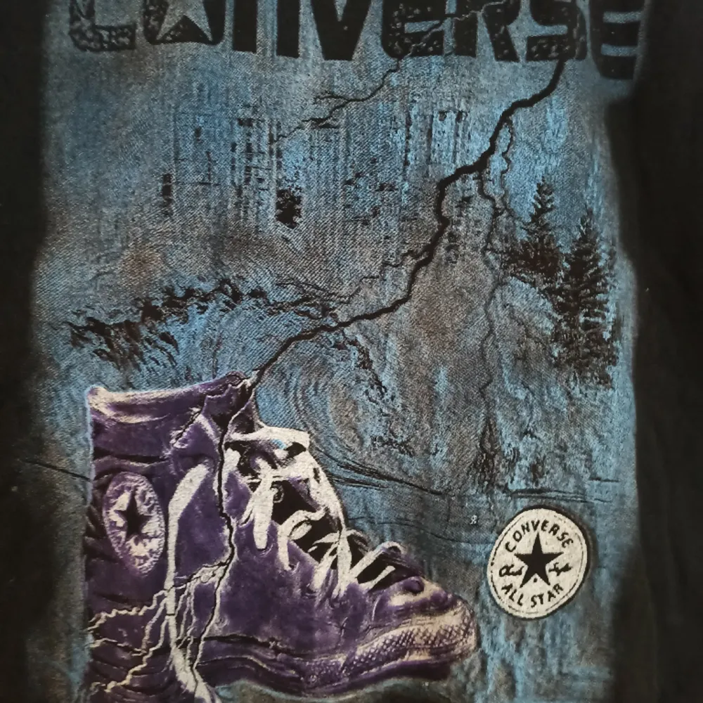 Super cool t-shirt med converse tryck. Använd många gånger men den är i väldigt fint skick då den inte har några defekter🌟 Snygg att ha på olika sätt då den även ser bra ut oversized. Storlek M Se gärna mina andra liknande annonser! . T-paidat.