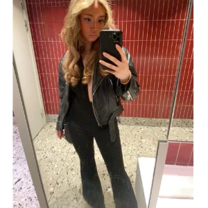 Jumpsuit - Snygg svart byxdress med öppen rygg!