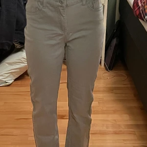 Jeans  - Gråa jeans som inte kommer till användning. Köparen står för frakt! Skriv gärna om ni har några frågor:)💐