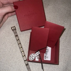 Valentino armband  - Säljer detta Valentino armband i fint skick pga inte anvönt på över 2 år. Köpt på NK i gbg och alla tillbehör finns!