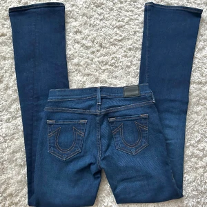 Lågmidjade Bootcut jeans  - True religion jeans i modellen becca. I nyskick, använda fåtal gånger. Innerbenslängd:81 midjemått:35 + mycket stretch. Vill du köpa trycker du på köp nu, jag postar inom 24h