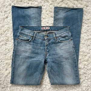 Lågmidjade Bootcut jeans  - Lågmidjade Bootcut jeans från fornarina, mjuka och sköna. Midjemått: 40 innerbenslängd:82. Fler bilder finns. Vill du köpa trycker du på köp nu, jag postar inom 24h