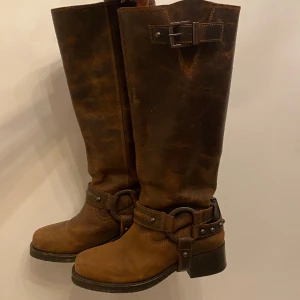 Bikerboots - Så fina bruna bikerboots i äkta läder. Knappt använda då de tyvärr inte passade mig. Nypris:1800kr.  Märke: Nastygal  Storlek:39