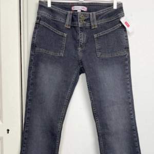 Jätte fina lågmidjade jeans från Lindex, dem är raka och har lappen kvar. Strl 40 men dem är jätte små så skulle säga att det är 36. Kostade 399kr, säljer för 250kr, Skicka dm vid fråga!