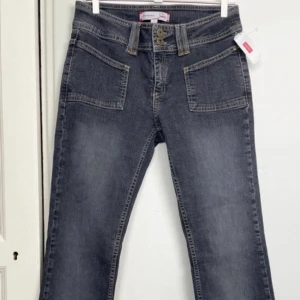 Snygga lågmidjade jeans - Jätte fina lågmidjade jeans från Lindex, dem är raka och har lappen kvar. Strl 40 men dem är jätte små så skulle säga att det är 36. Kostade 399kr, säljer för 250kr, Skicka dm vid fråga!