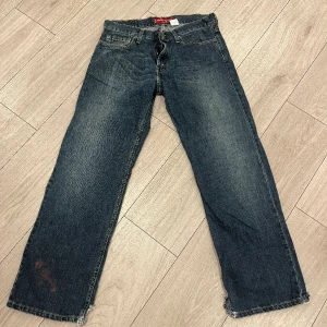 Mörkblå Levis Jeans - (Nr.1) Vintage Levis jeans! Low rise med mörk tvätt. Har en röd fläck fram ner på högra benet! ❤️