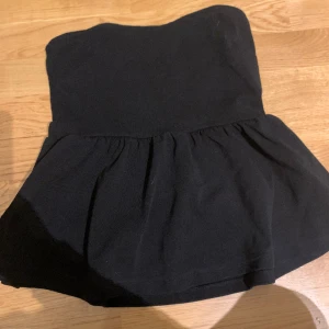 Blus  - Jätte fin blus. Är i bra skick har bara använt nån gång. Är från Gina tricot och är i storlek M men sitter som en S 