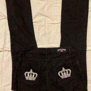 Victoria Beckham liknande - Snygga jeans. Midja: 39cm. Grenmått: 23cm. Lår: 25cm. Innerbenslängd: 79cm. 