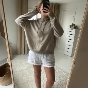 Hoddie  - Så snygg hoodie i Kashmir från Lisa Yang. Säljer då den inte kommer till användning, inga defekter eller skador ❤️nypris 3 300kr 