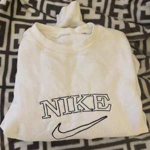 Tröja - Nike tröja som har några fläckar på baksidan av armen! Skriv vid intresse😊