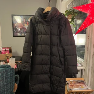 Pufferkappa - Kappa i polyesterfiber från Everest, storlek 36. Två lagningar, en på rycken och en under ena ärmen. Annars i gott skick. 